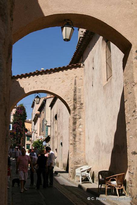 Saint-Tropez, arcades on the streets of Mercy, Provence, France