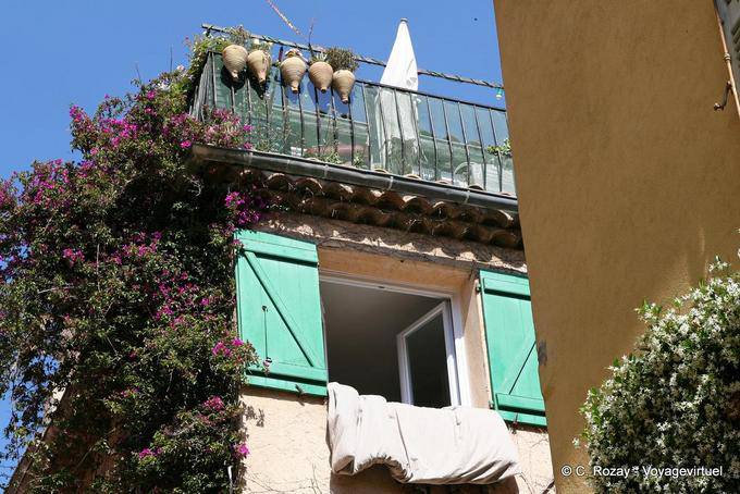 Saint-Tropez, flowered balcony, Provence, France