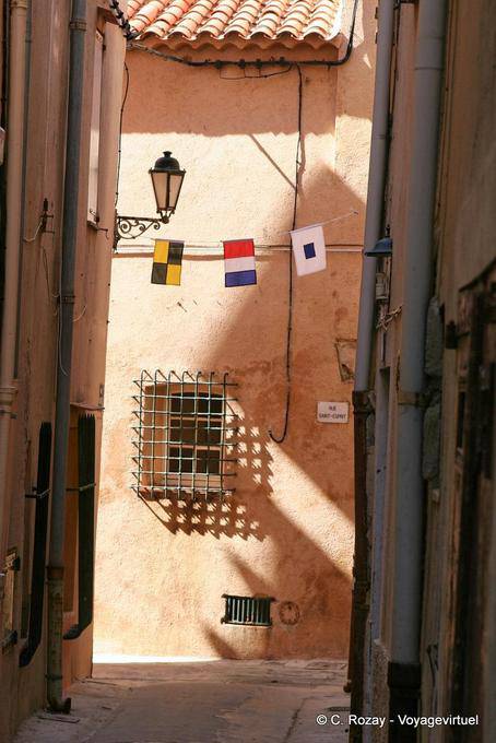 Saint-Tropez, prisoner shadow Street Spirit, Provence, France