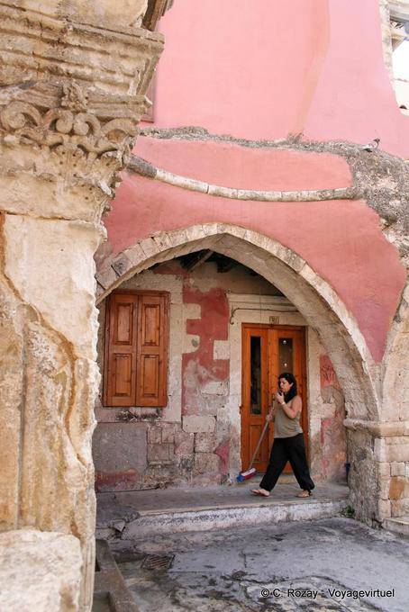 Rethymnon, archway to the right of the Rimondi fountain in the square of the Plane - Crete, Greece