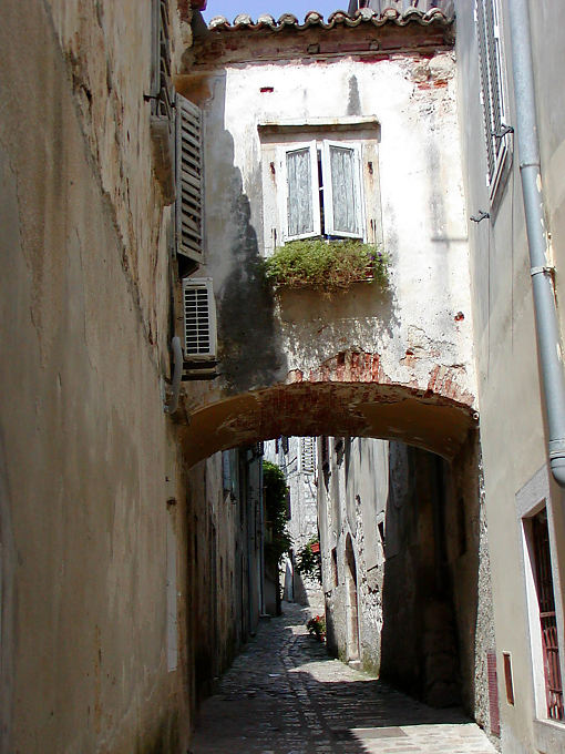 Ruelle medieval, Krk, Croatia