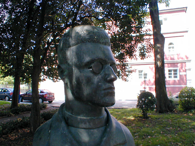Bust eyeglasses, bronze sculpture, Zadar, Croatia