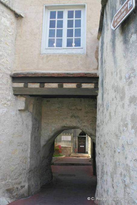 Traje leading to the birthplace of Pasteur, Dole - France