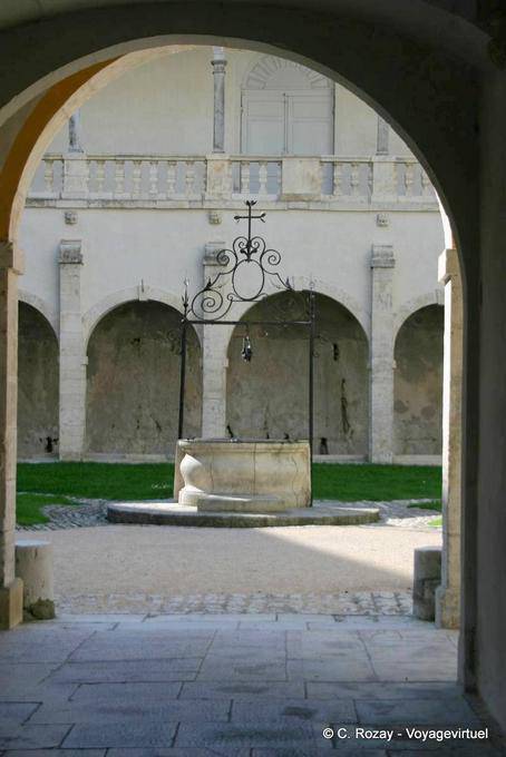 Well in the courtyard of the convent of the Cordeliers, Dole - France