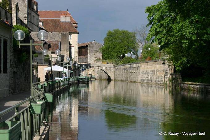 Edge of the channel and tanners Romanesque bridge in Dole - France
