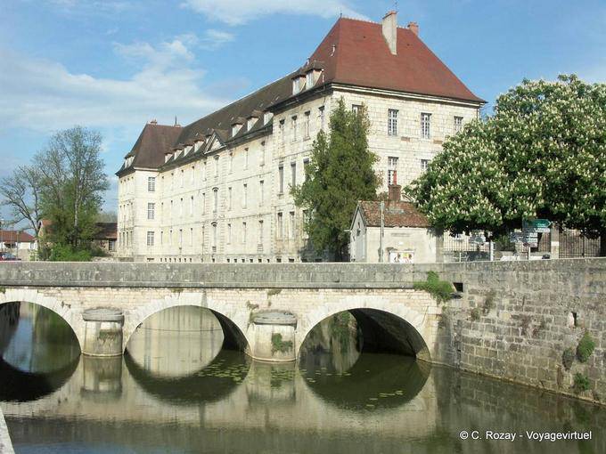 Bridge seen from the street Bauzonnet Dole - France