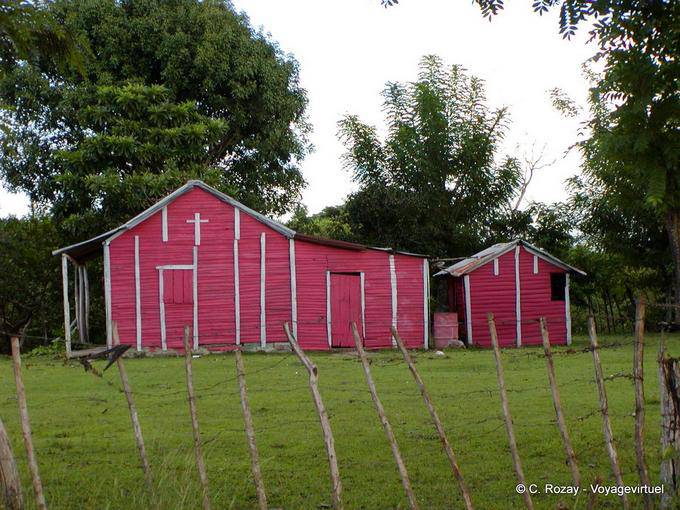 Case pink church in the center, Dominican Rep.