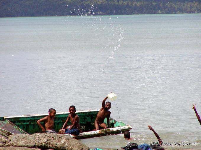 Water games Boys, Loaves, Dominican Rep.