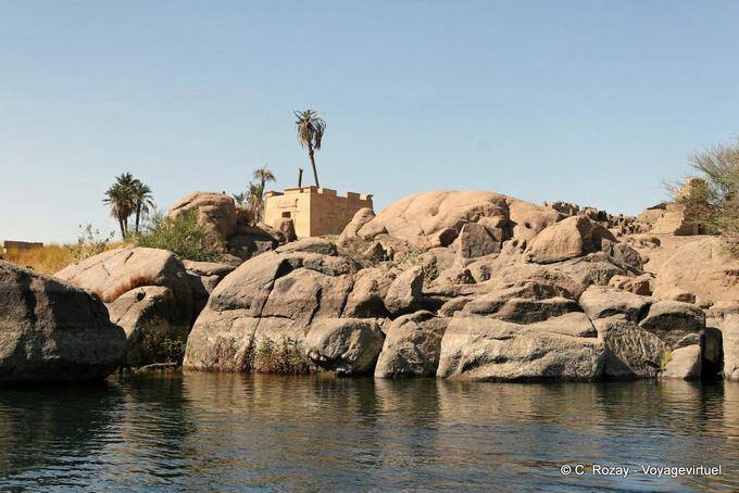 Nile rocks deavnt the ruins of Abu Aswan - Egypt