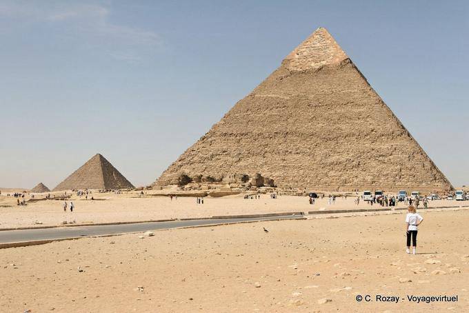 Alignment of the three pyramids, the foreground Khafre and Menkaure Pyramid and the Queens, Giza - Egypt