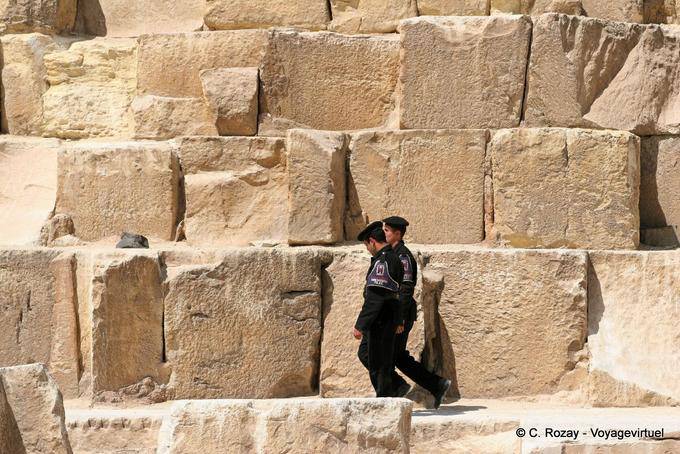Police and size of Khufu Pyramid - Egypt
