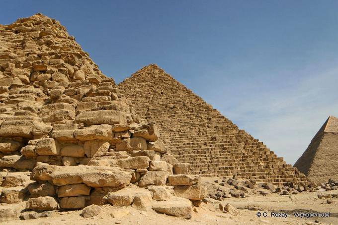 Small pyramid Queens to that of Menkaure, Giza - Egypt