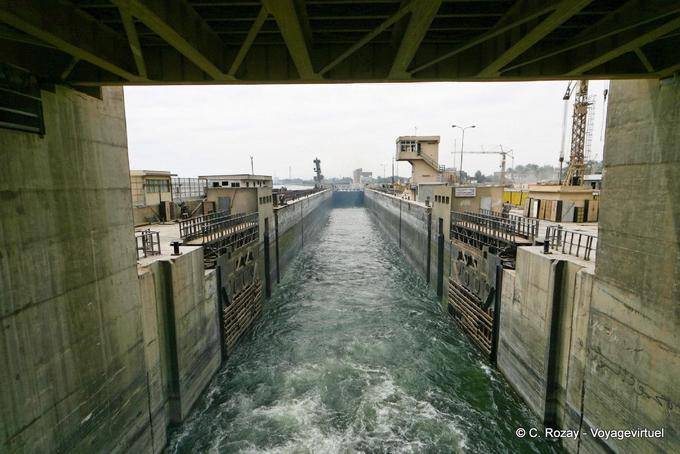Passage of the lock at the dam on the Nile, Esna - Egypt