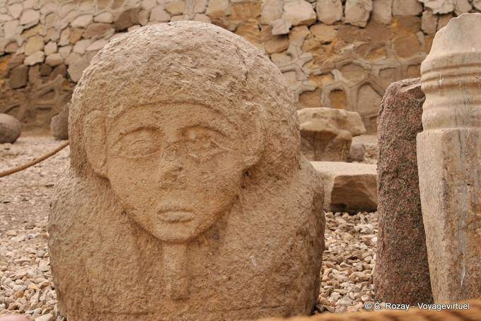 Statue of Pharaoh bust retouvée in ruins, the temple of Esna - Egypt