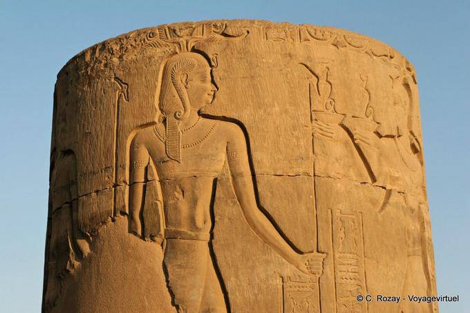 Top of the column to the door of Ptolemy light of the setting, Kom Ombo - Egypt