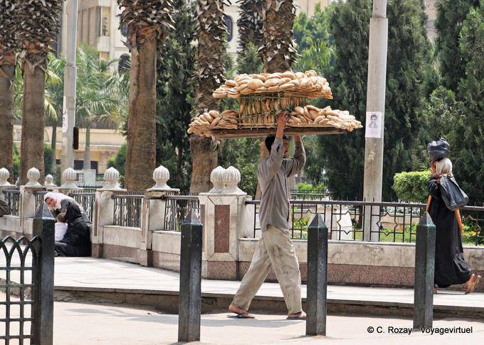 Bread holder on the head, Cairo - Egypt