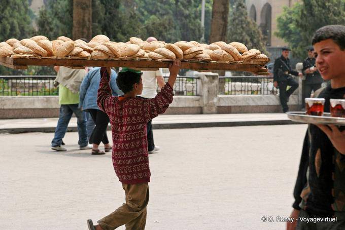 Cairo, wooden plate on the head of the wearer of bread - Egypt