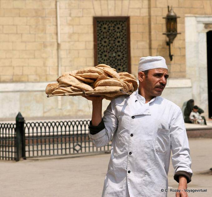 The baker and the typical flat bread, Cairo - Egypt