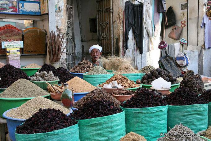 Old merchant derrrière his stall at the souk, Luxor - Egypt