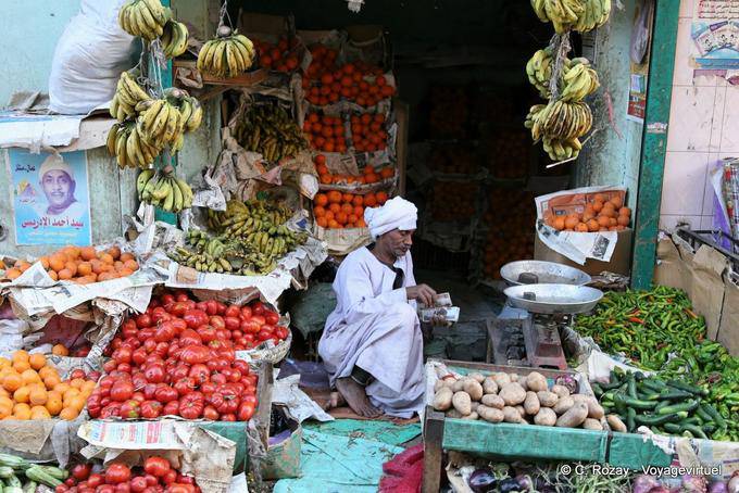 Money is money, Luxor market - Egypt
