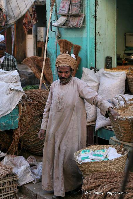 Fellah thoughtful, Luxor - Egypt