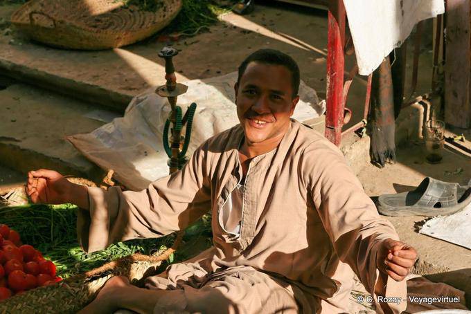 Smiling invitation of street vendor, Luxor - Egypt