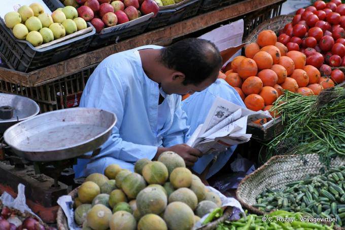 Reading the newspaper market in Luxor - Egypt