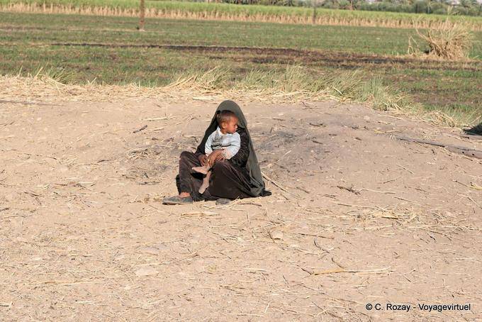 The woman and child in the circle, a suburb of Luxor - Egypt
