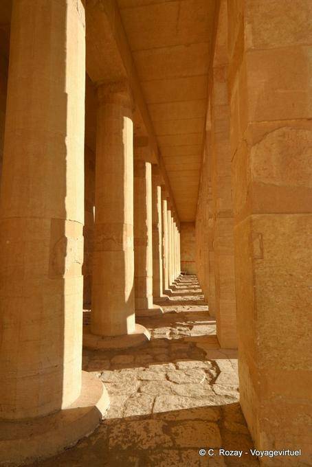 Sun and shadow on the column protodorique type Hatshepsut Temple - Egypt