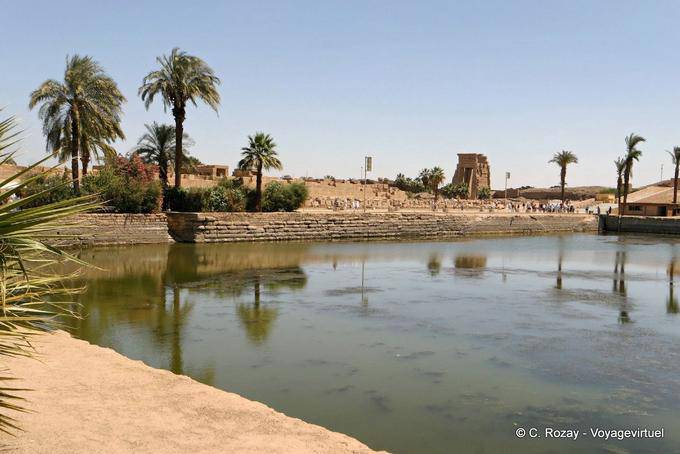 The sacred lake of the temple of Karnak - Egypt