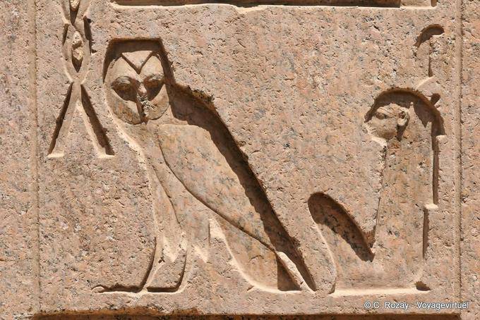 Owl of wisdom, Unilitère m, recessed relief, Karnak Temple - Egypt