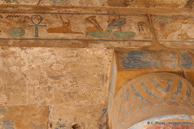 Decoration on the top of the column and lintel, colors time Akh-Ménou, Karnak - Egypt
