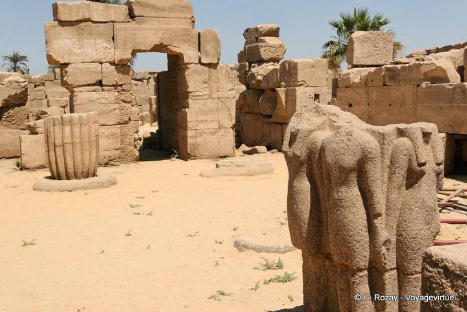 Place to identify with a rare right statuary Karnak - Egypt