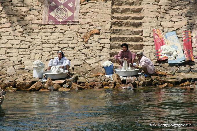 Washerwomen Nile - Egypt