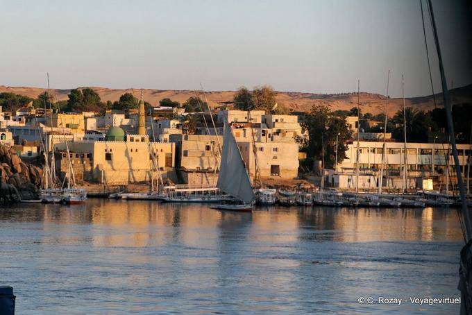 Wearing a small village on the Nile - Egypt