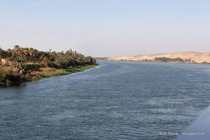 Majesty of the Nile river, between greenery and desert - Egypt