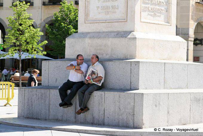Discussion in the shadow of the statue, Ávila - Spain