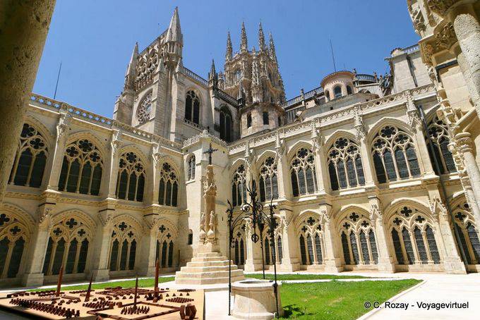 Another view of the courtyard of the Cloister, Cathedral of Burgos - Spain