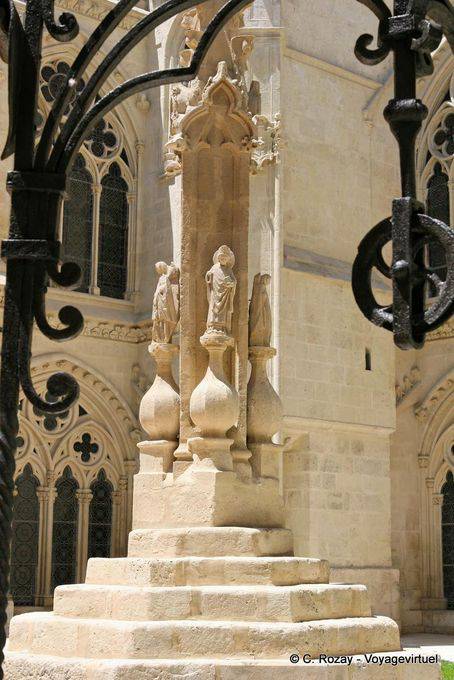 Wells and statuary in the center of Cloister bajo, Burgos Cathedral - Spain