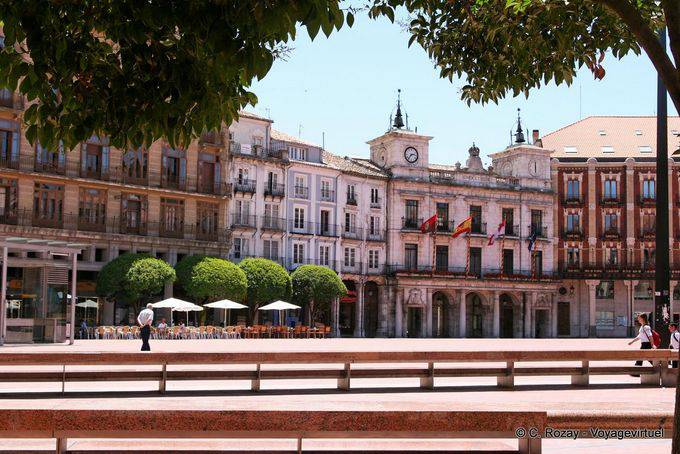 Banks of the Plaza Mayor, view the Ayuntamiento de Burgos - Spain