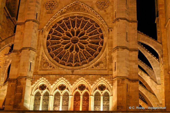 Night lights of the big central rosette, León Cathedral - Spain