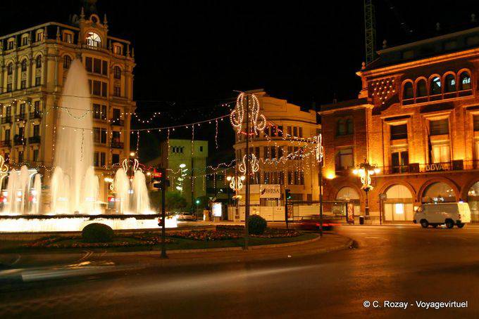 León, waterjet night on the Plaza Santo Domingo - Spain