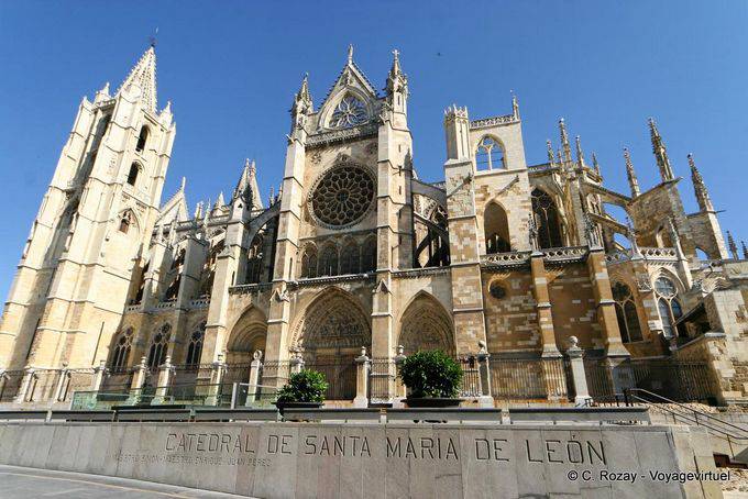 South facade of the Pulchra Leonina, Santa Maria de Leon Cathedral - Spain
