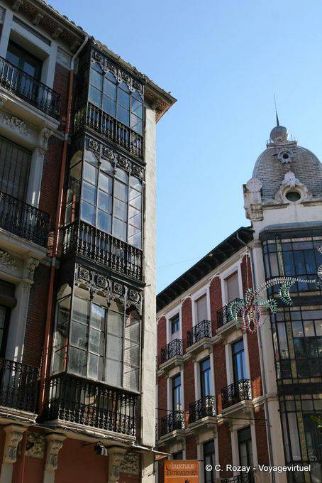 Architecture, corner of Calle Ancha, Calle Sierra Pambley, León - Spain