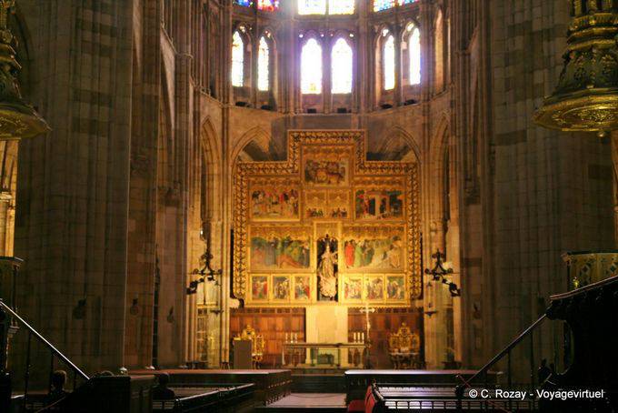 Altar with altarpiece dedicated to Mary, painted by Nicolás Francés, León Cathedral - Spain
