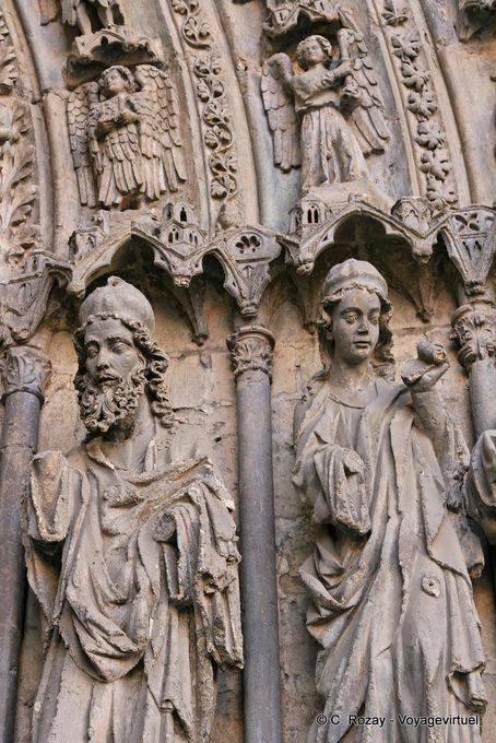Statues without hands and angels, door sculpture, León Cathedral - Spain
