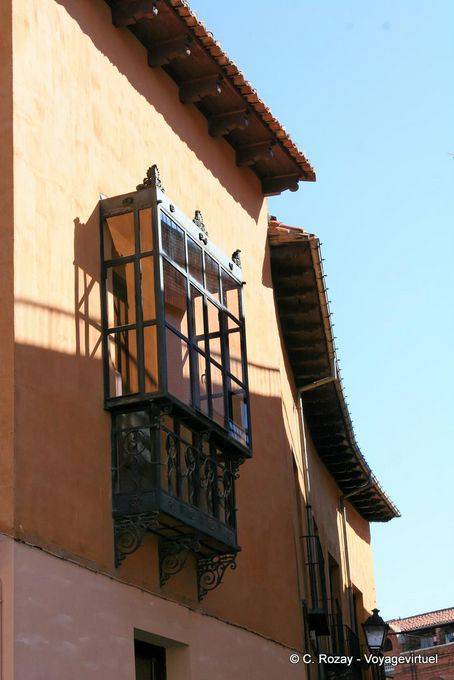 Balcony adapted to the harsh climate of León - Spain