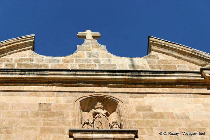 Queen to the cross, Calle Zamora, Salamanca - Spain