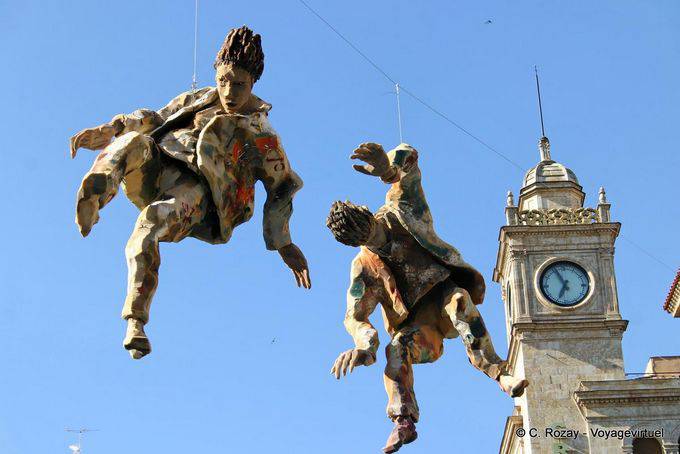 Hanging by a thread before the pendulum of Albada Residencia Rector, Salamanca - Spain
