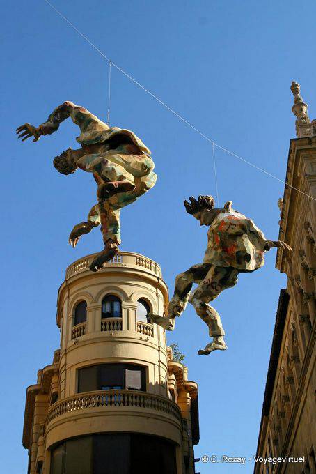 Acrobats of paper, plaza Bandos, Salamanca - Spain